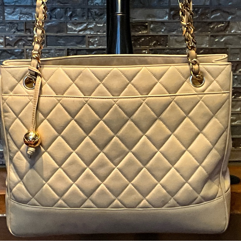 CHANEL Beautiful Quilted Vintage Tote Chain-Leather straps Tan Gold Bag Charm